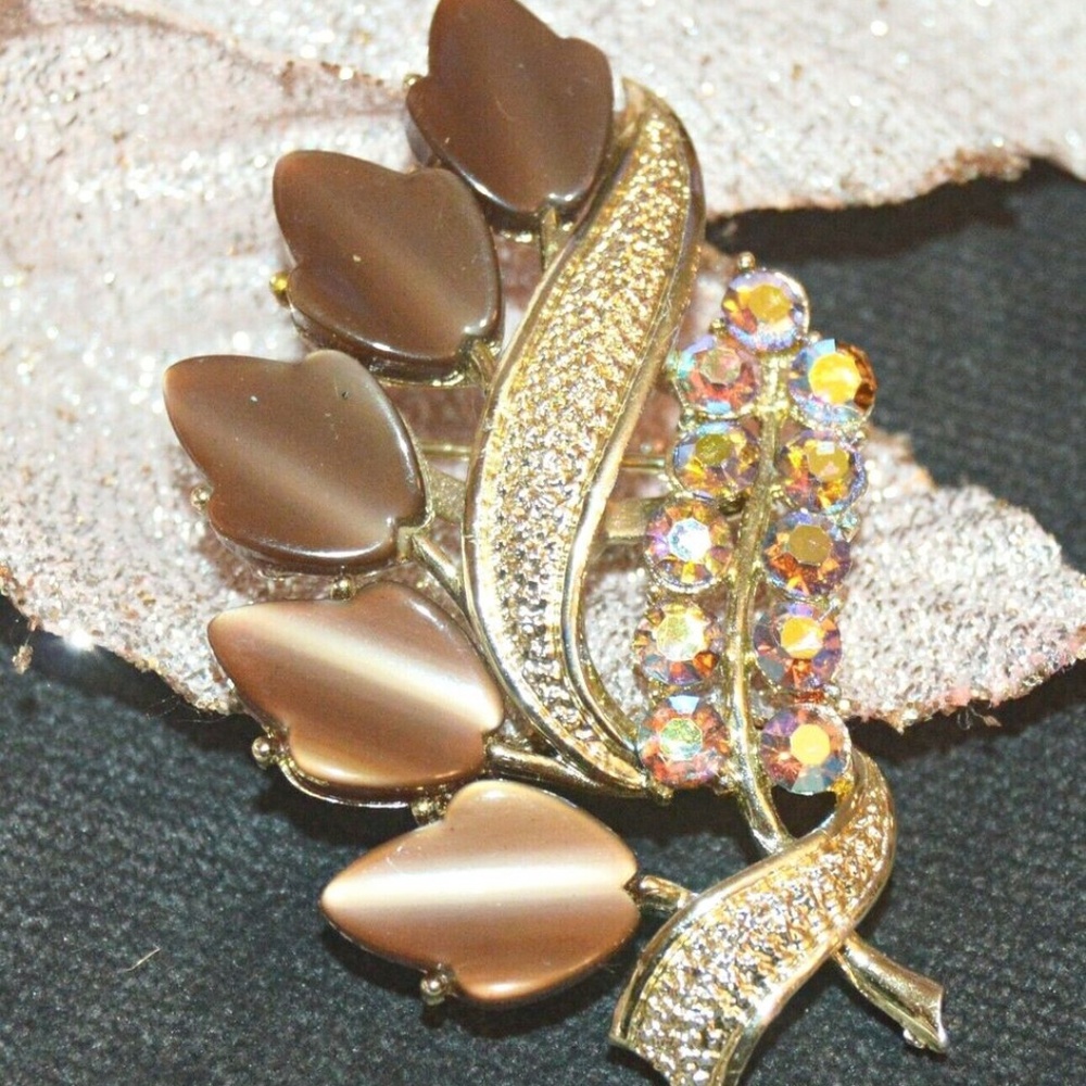 VINTAGE AURORA BOREALIS RHINESTONE MOLDED LEAF BROOCH